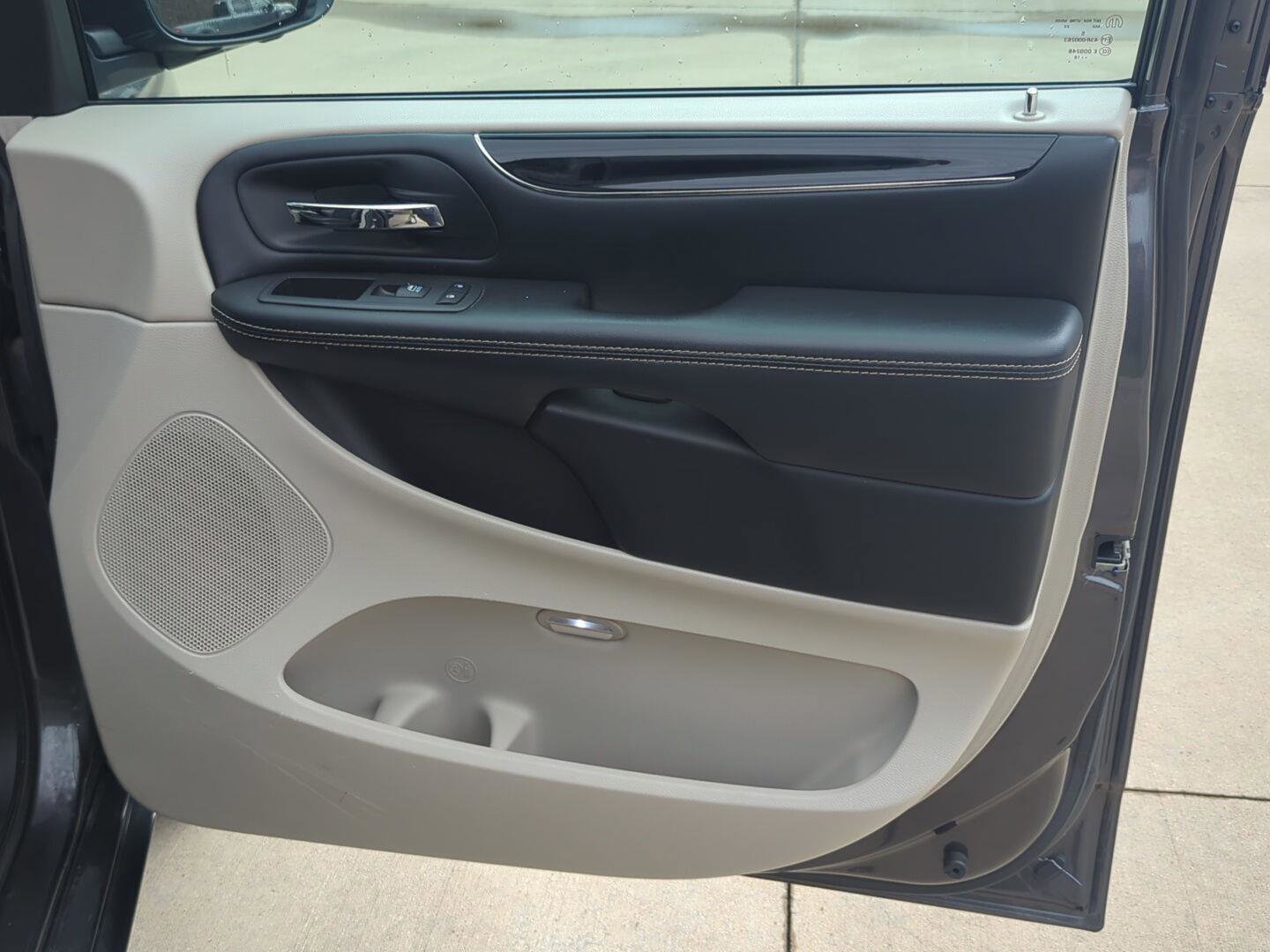 Used 2019 Dodge Grand Caravan SXT image 30