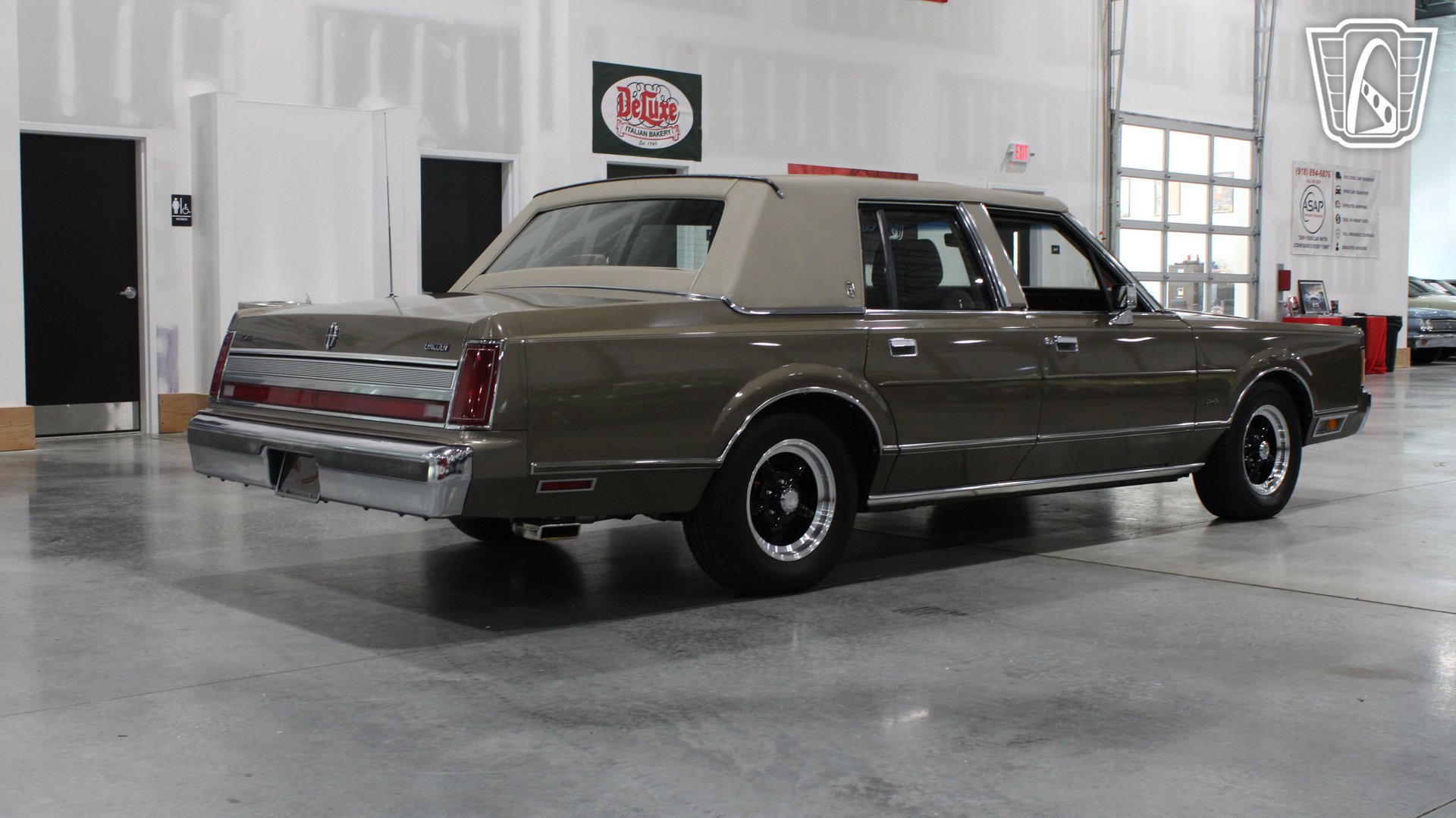 Used 1989 Lincoln Town Car RWD image 24