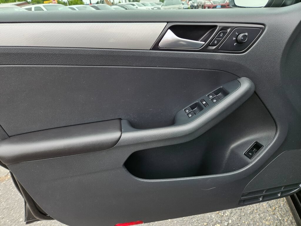 Used 2017 Volkswagen Jetta SE FWD image 18