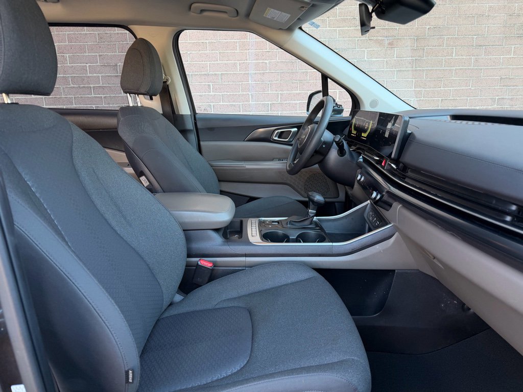 Used 2025 Kia Carnival LX image 23