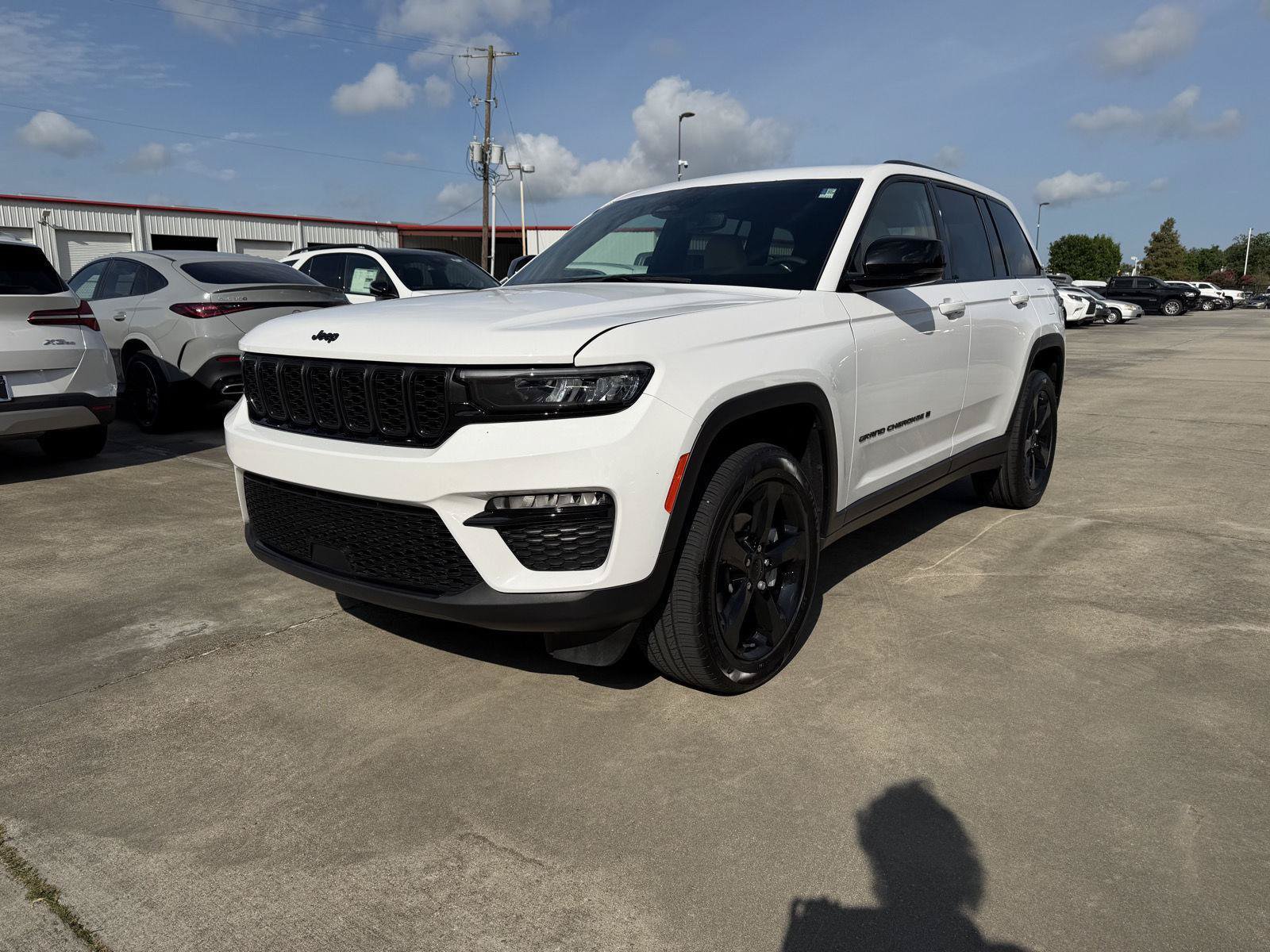 Used 2024 Jeep Grand Cherokee Limited w/ Black Appearance Package RWD image 2