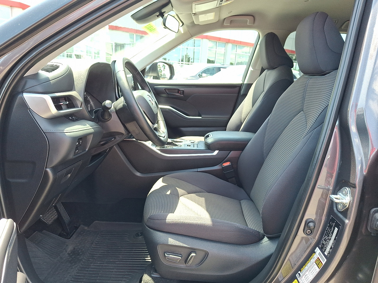Used 2025 Toyota Highlander LE AWD/4WD image 14