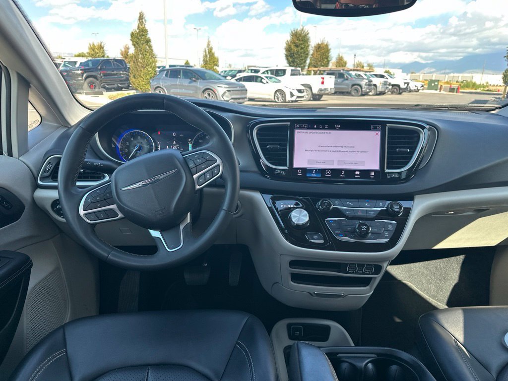 Certified 2024 Chrysler Pacifica Touring-L FWD image 11