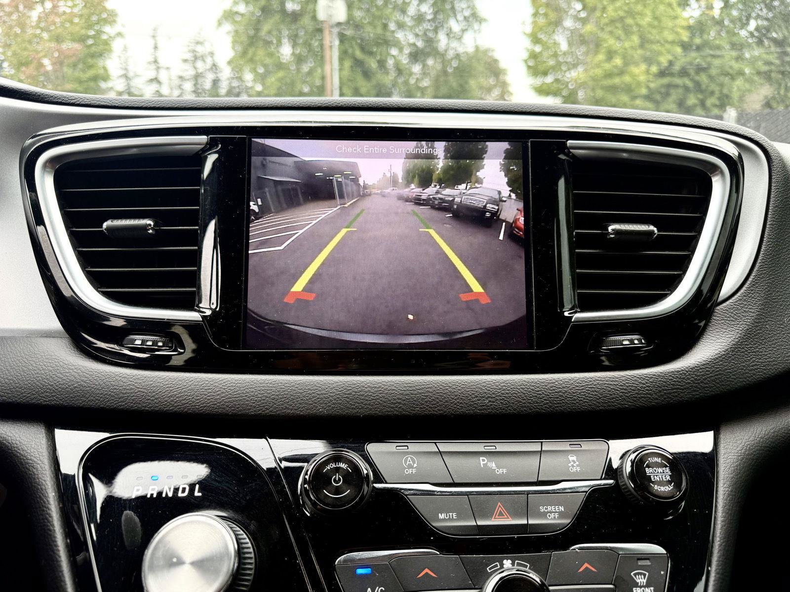 Used 2019 Chrysler Pacifica Touring Plus w/ S Appearance Package FWD image 12