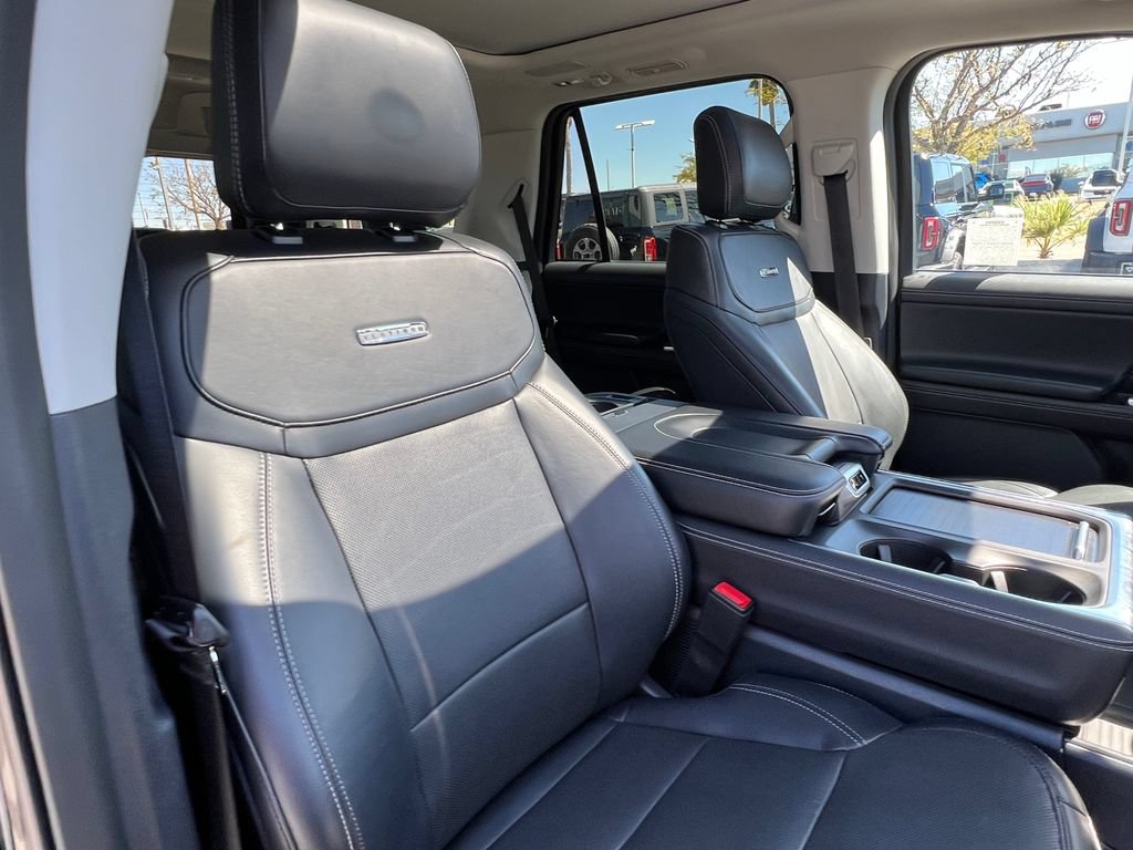 Used 2025 Ford Expedition Platinum w/ Driver's Package AWD/4WD image 18