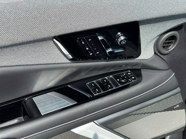 Certified 2025 Cadillac Optiq Luxury 2 w/ LPO, Floor Liner Package AWD/4WD image 23