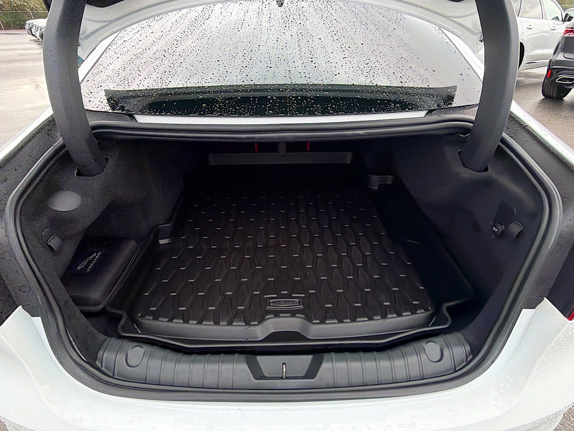 Used 2024 Jaguar XF R-Dynamic SE image 12