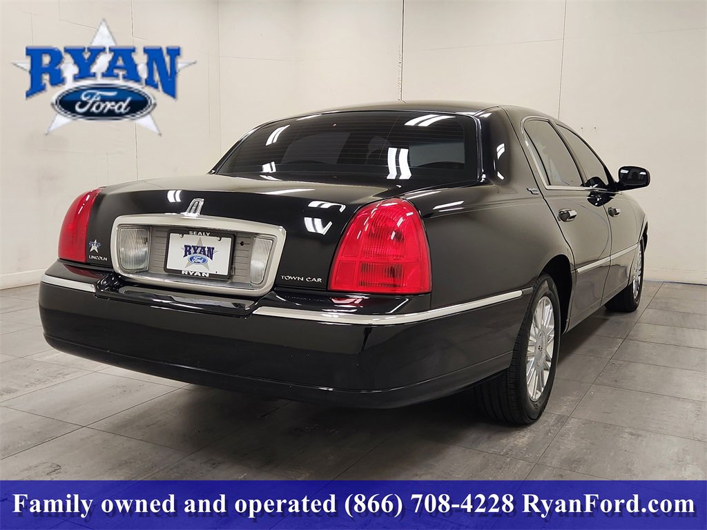 Used 2008 Lincoln Town Car Signature Limited image 4