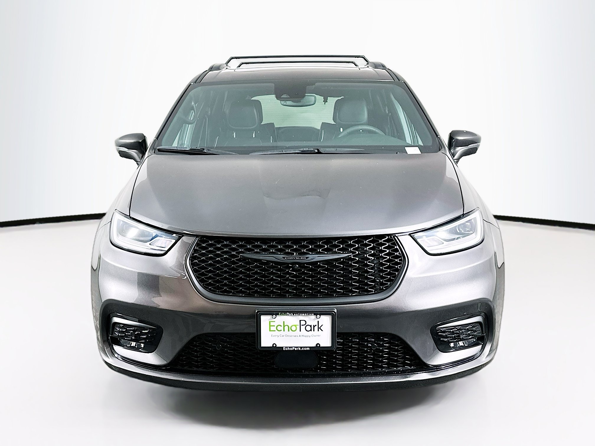 Used 2022 Chrysler Pacifica Limited w/ Uconnect Theater Family Group FWD image 2
