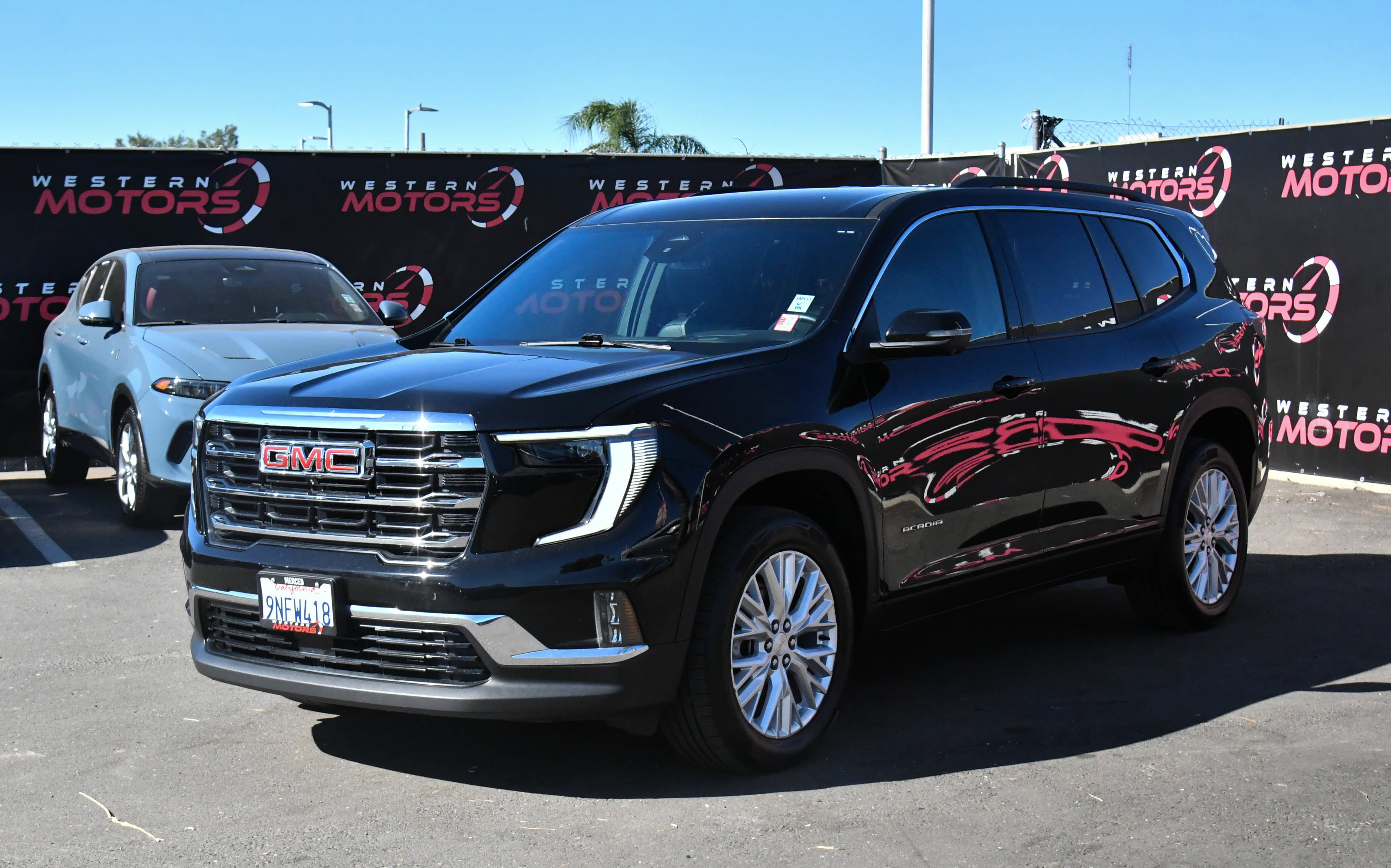 Used 2024 GMC Acadia Elevation AWD/4WD image 3