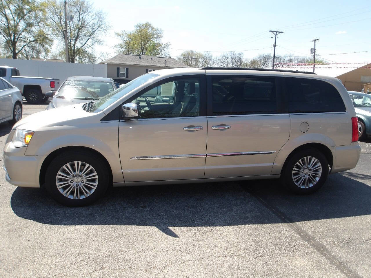 Used 2015 Chrysler Town & Country Touring-L w/ Driver Convenience Group image 4