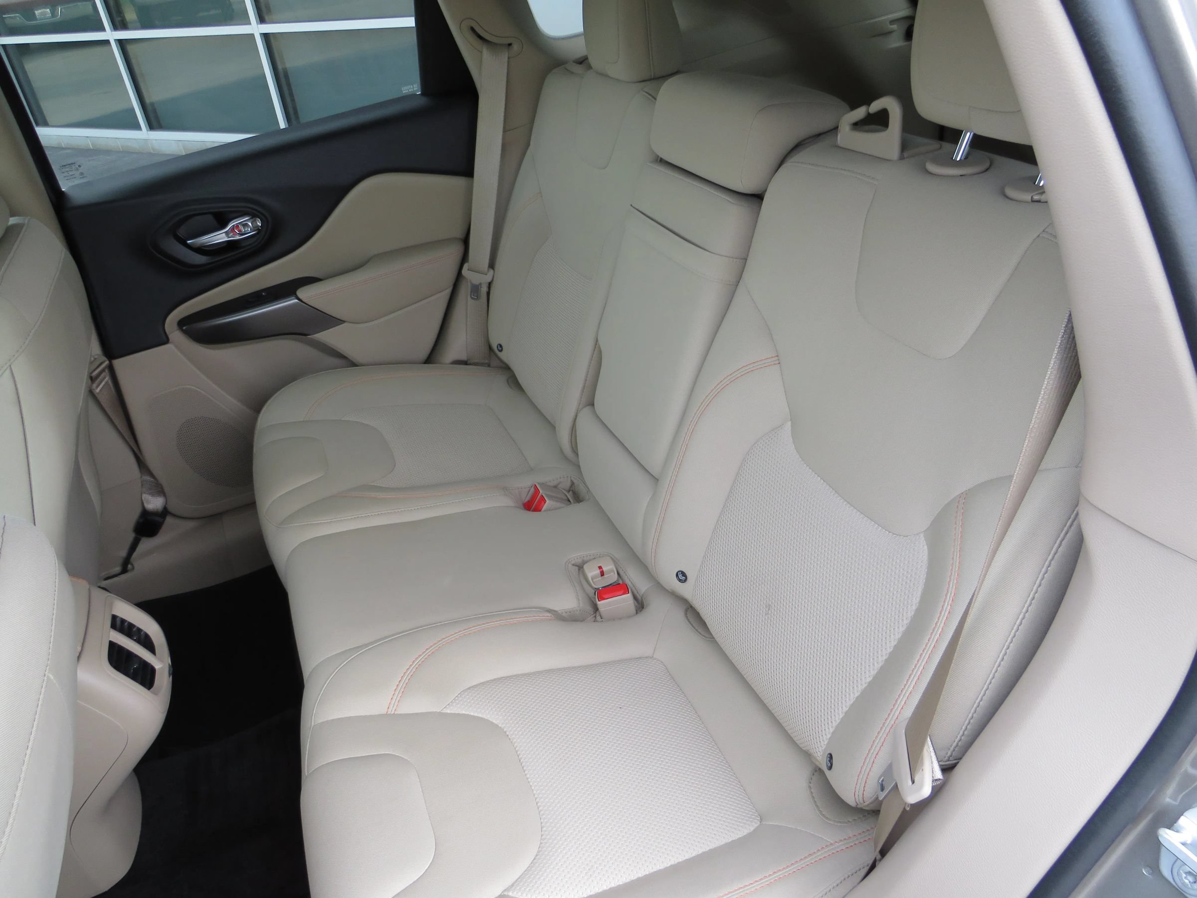 Used 2019 Jeep Cherokee Latitude w/ Popular Appearance Group FWD image 34