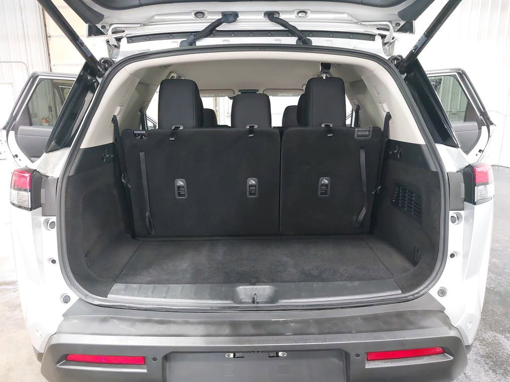 Used 2025 Nissan Pathfinder SV image 13