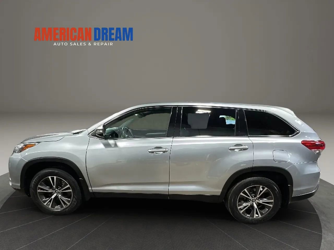 Used 2019 Toyota Highlander LE AWD/4WD image 2