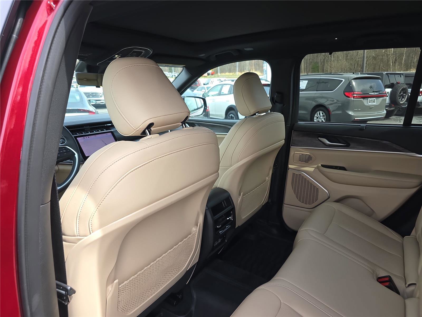 Used 2025 Jeep Grand Cherokee Limited w/ Luxury Tech Group II image 17