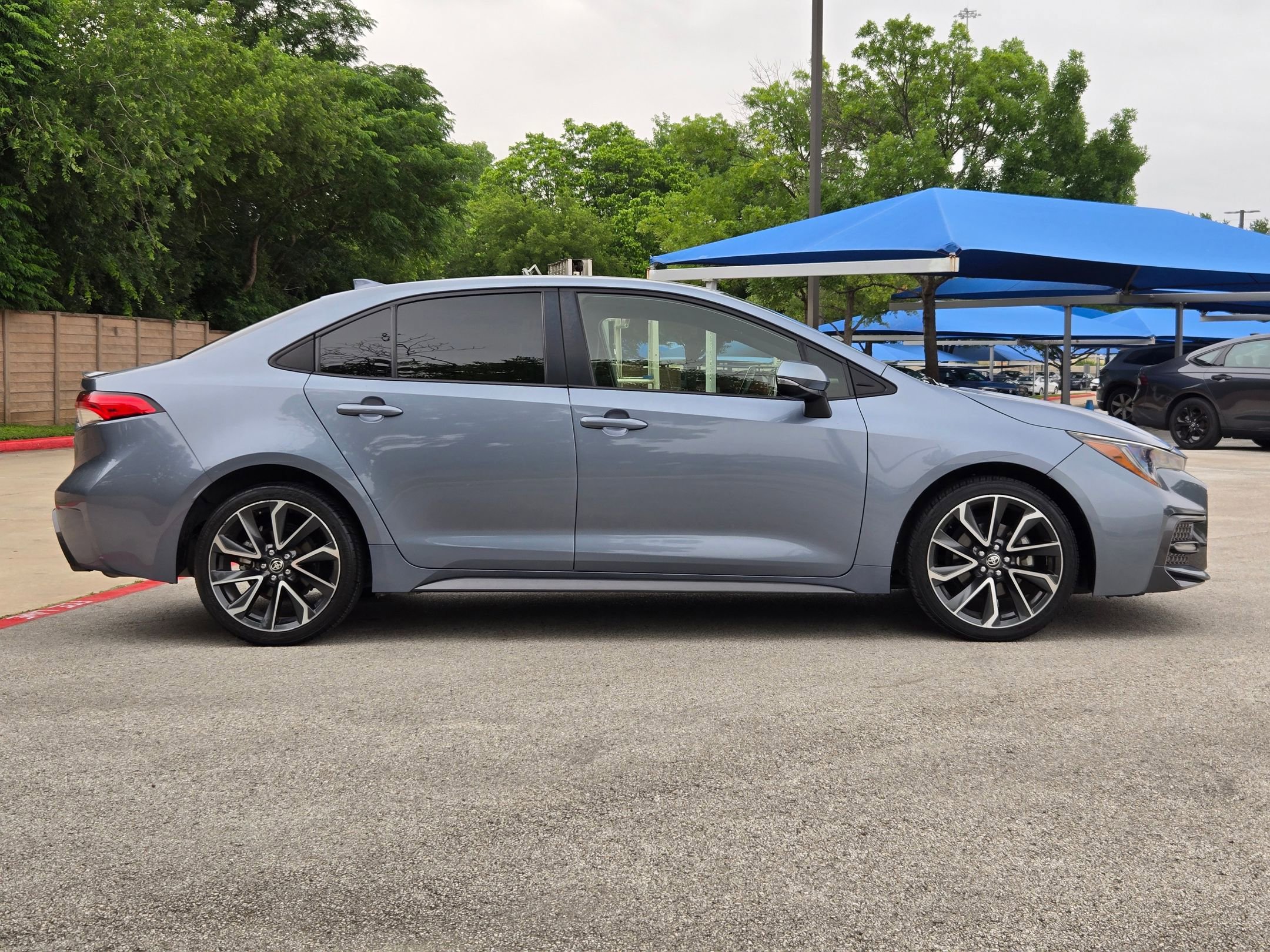 Used 2020 Toyota Corolla SE FWD image 2