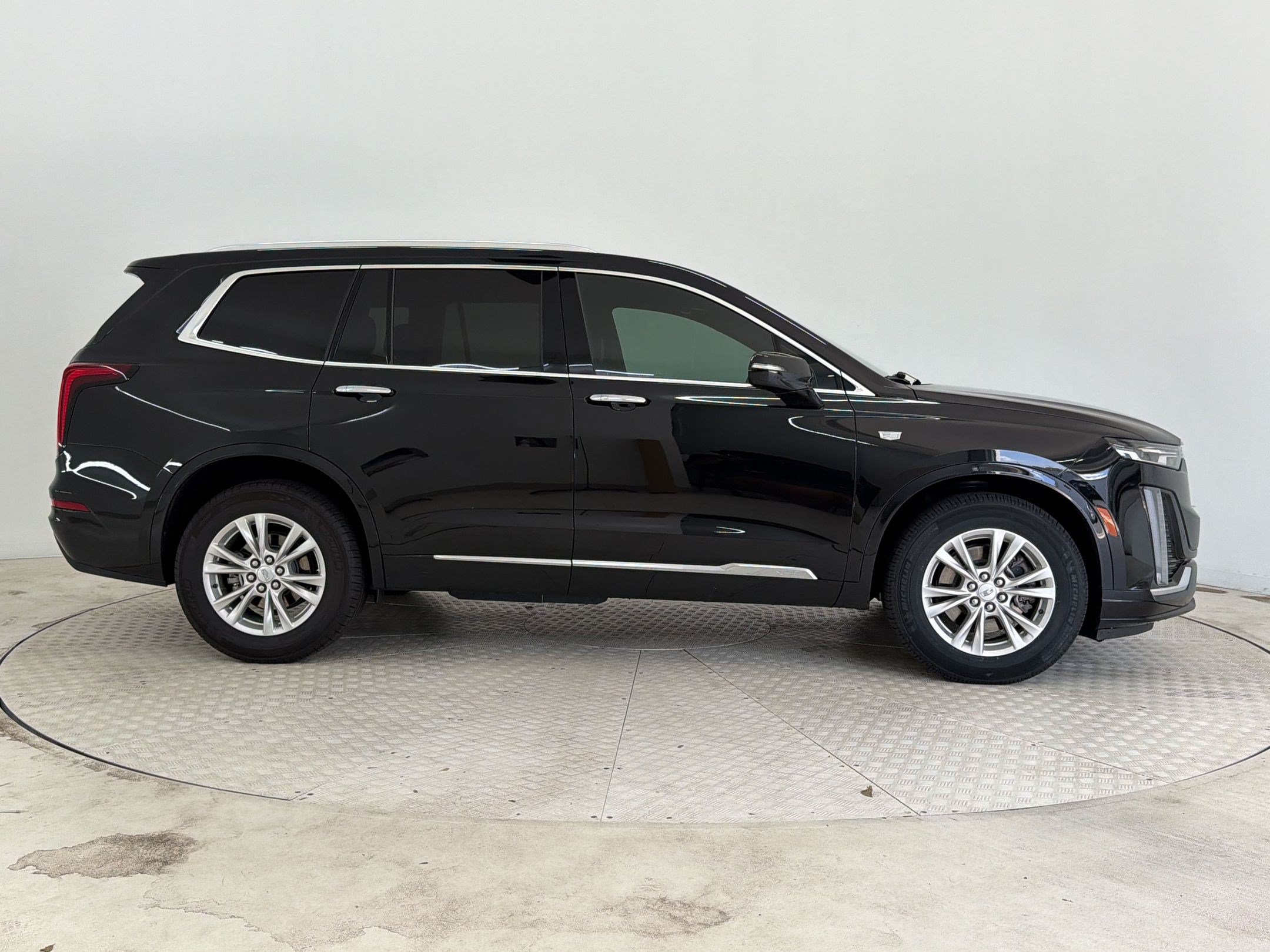 Used 2025 Cadillac XT6 Luxury FWD image 8