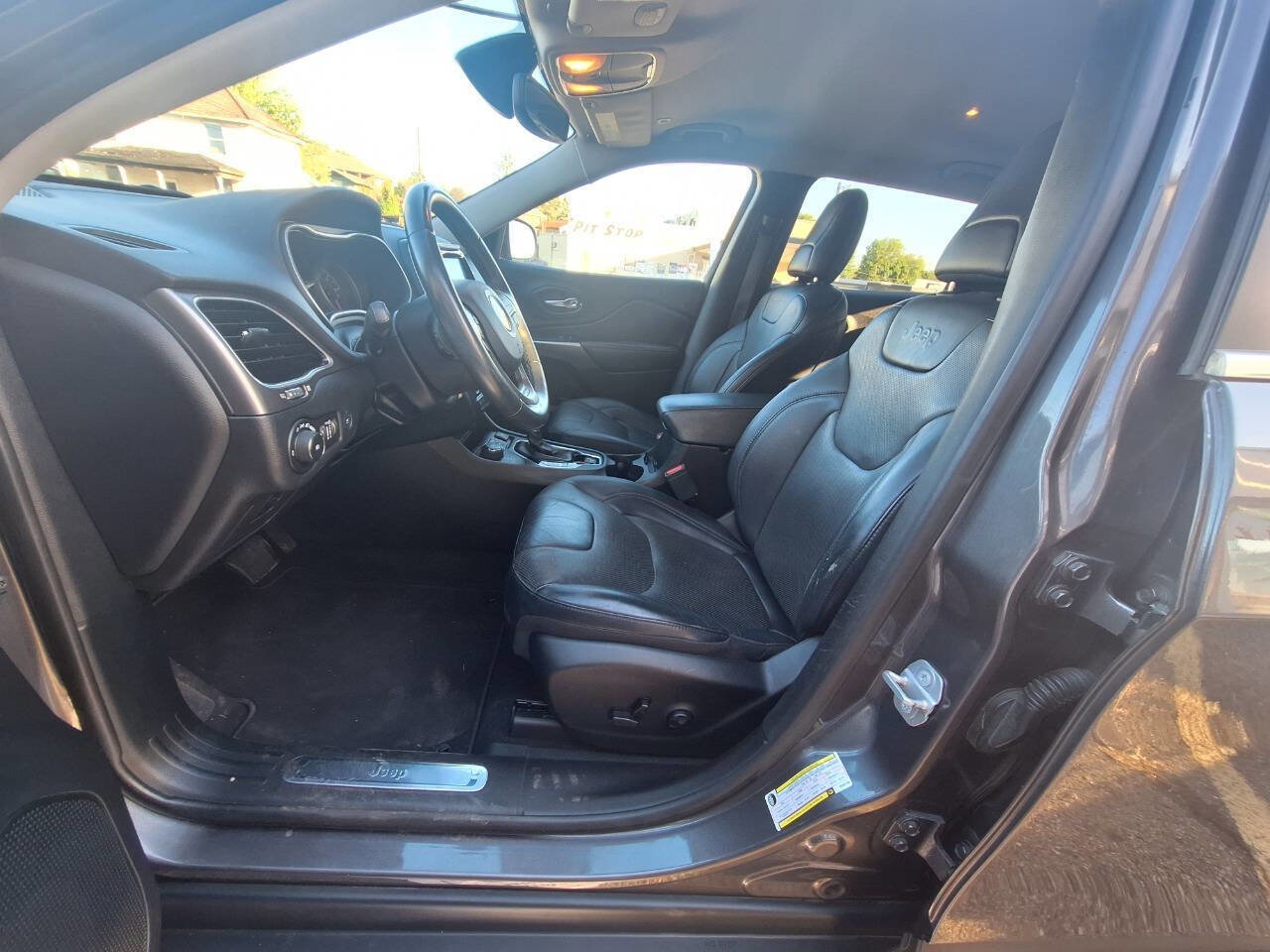 Used 2019 Jeep Cherokee Limited image 16