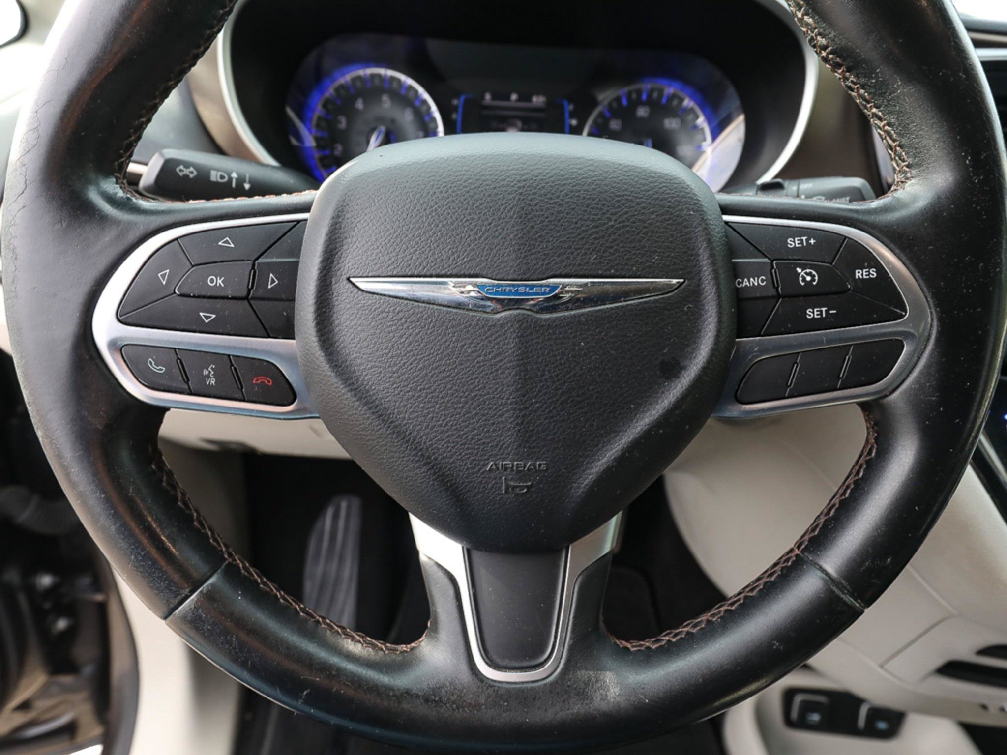 Used 2017 Chrysler Pacifica Touring-L FWD image 15