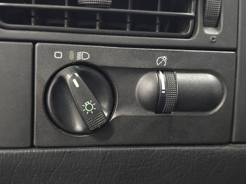 Used 1996 Volkswagen Golf GL FWD image 82