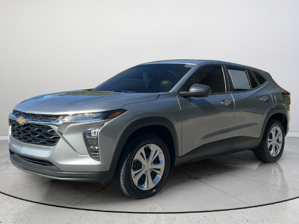 Used 2025 Chevrolet Trax LS w/ Driver Confidence Package FWD image 4