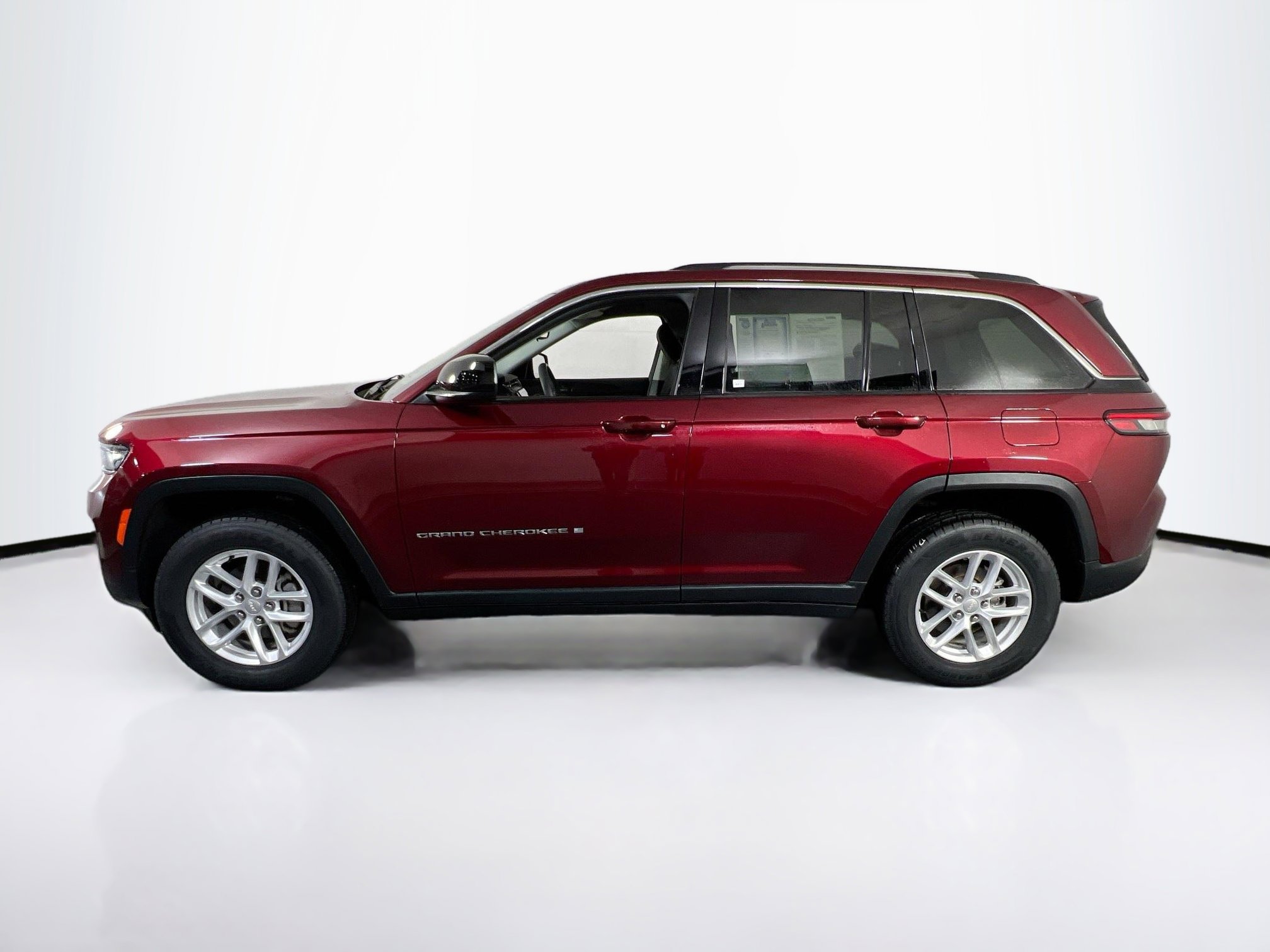 Used 2023 Jeep Grand Cherokee Laredo image 8