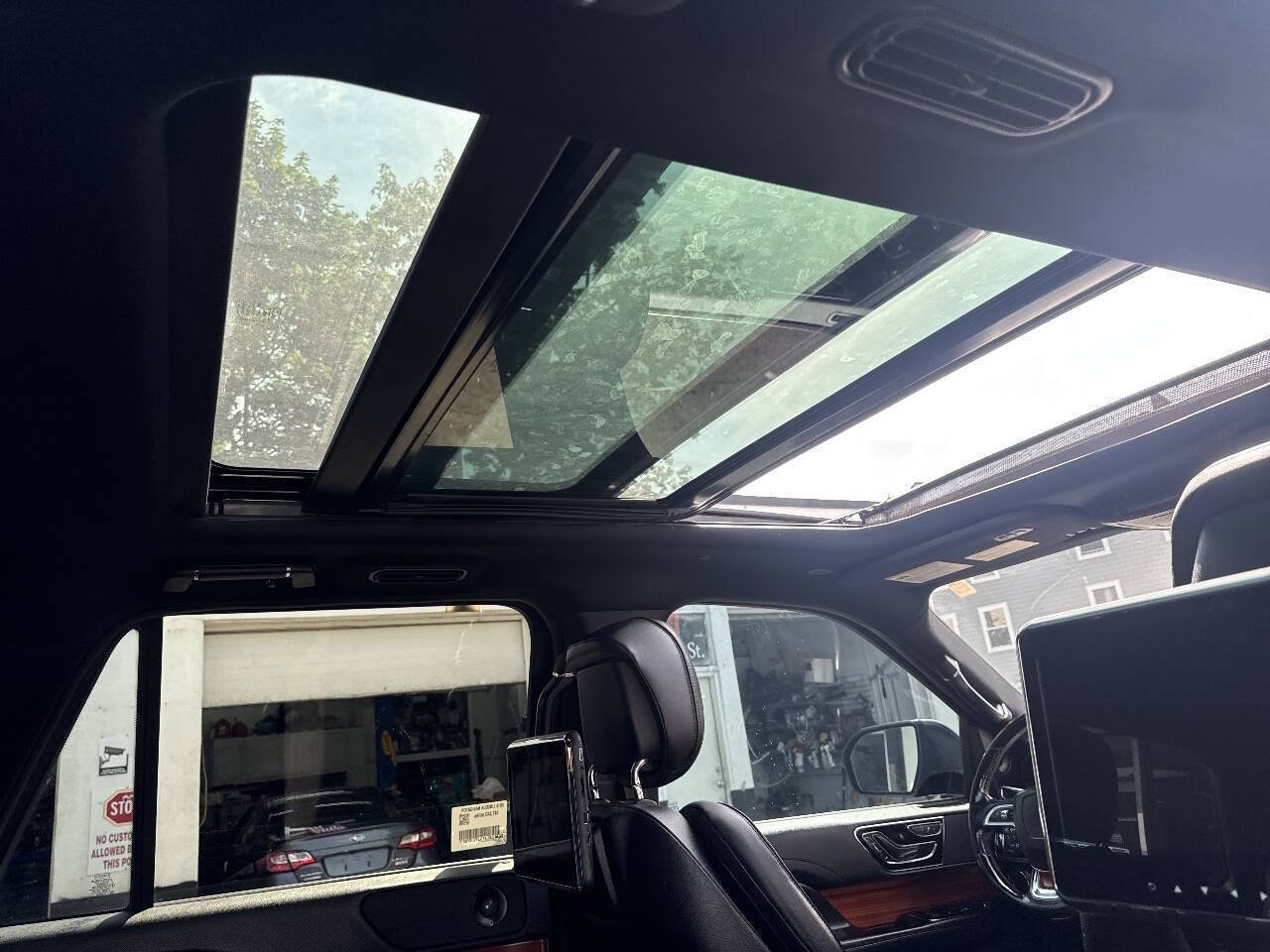 Used 2018 Lincoln Navigator Select w/ Technology Package AWD/4WD image 16