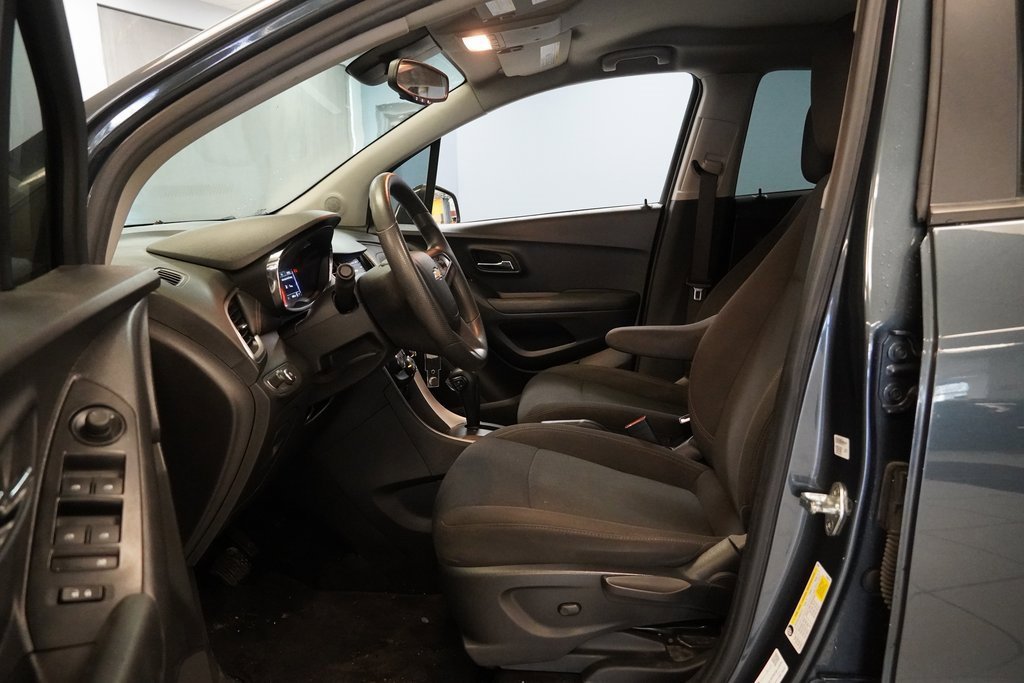 Used 2022 Chevrolet Trax LS w/ Tint and Cruise Package image 4