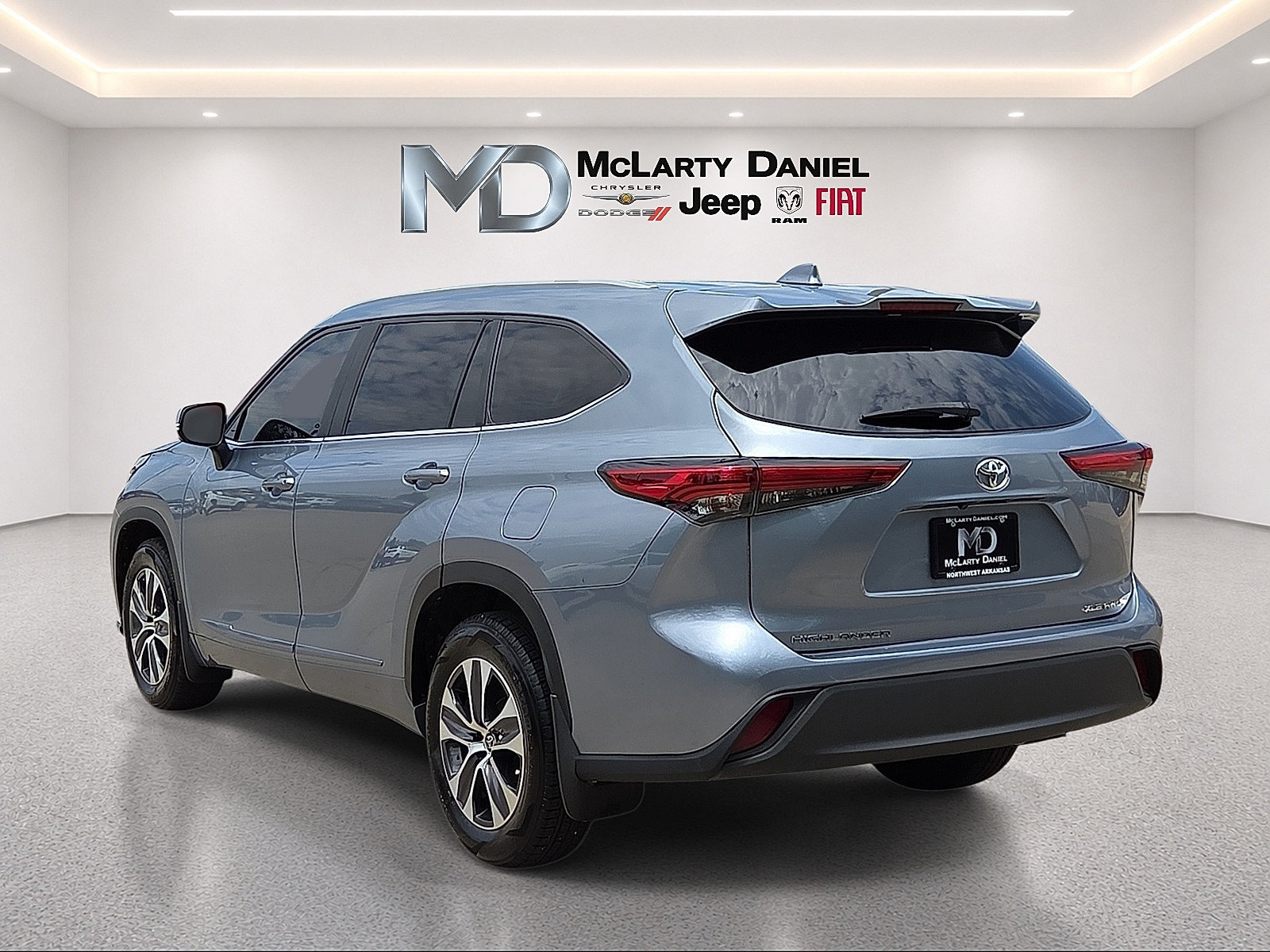 Used 2023 Toyota Highlander XLE AWD/4WD image 4