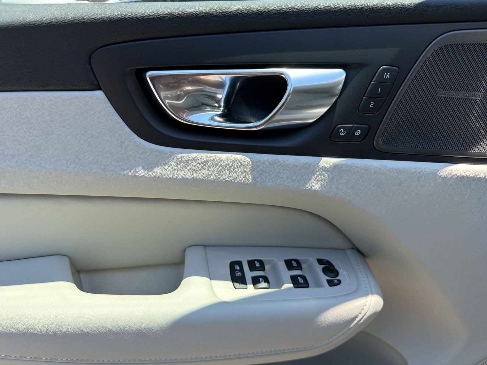 New 2026 Volvo XC60 T8 Ultra w/ Climate Package AWD/4WD image 12