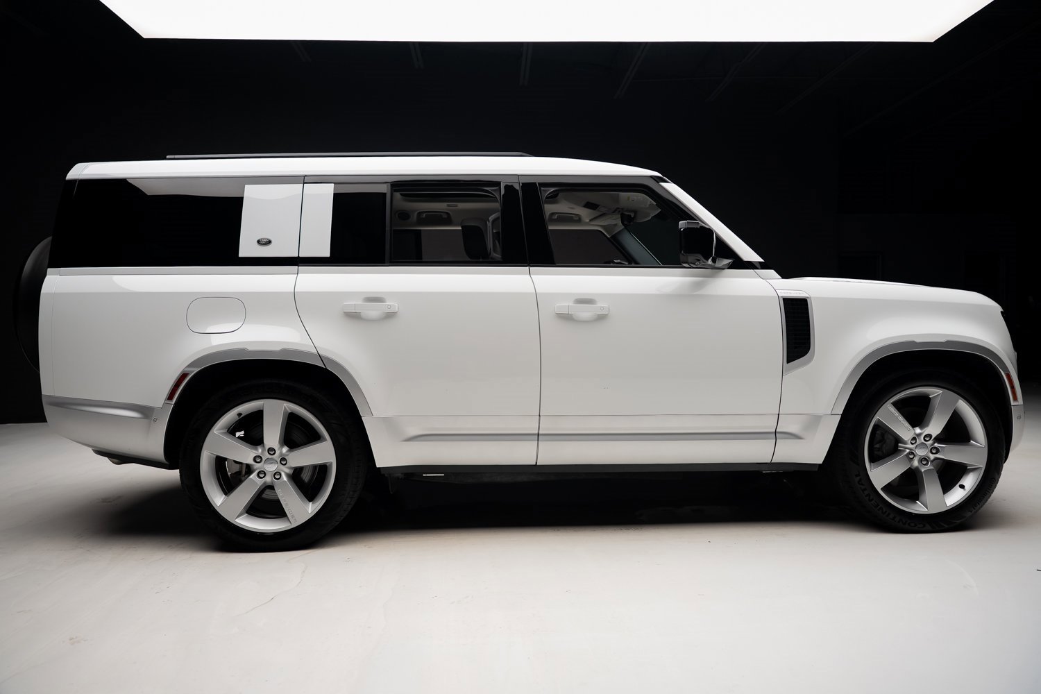 Used 2023 Land Rover Defender 130 First Edition image 36