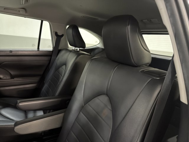 Used 2020 Toyota Highlander XLE FWD image 7