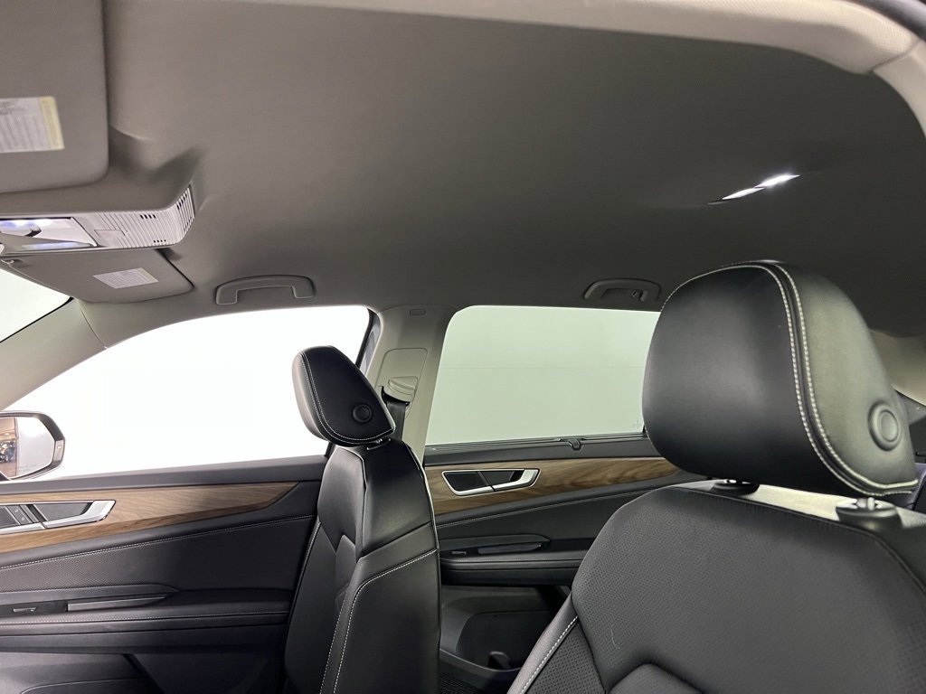 Used 2025 Volkswagen Atlas SE image 24