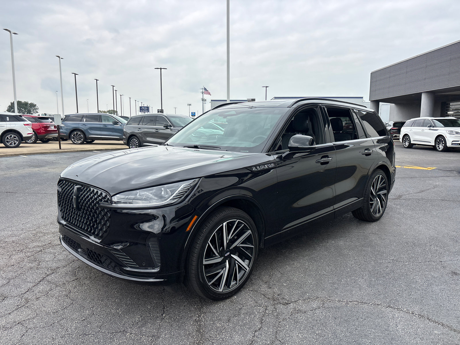 New 2025 Lincoln Aviator Black Label w/ Jet Appearance Package image 3