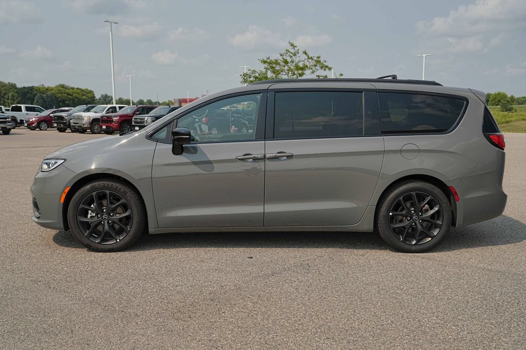 Used 2025 Chrysler Pacifica Limited FWD image 10