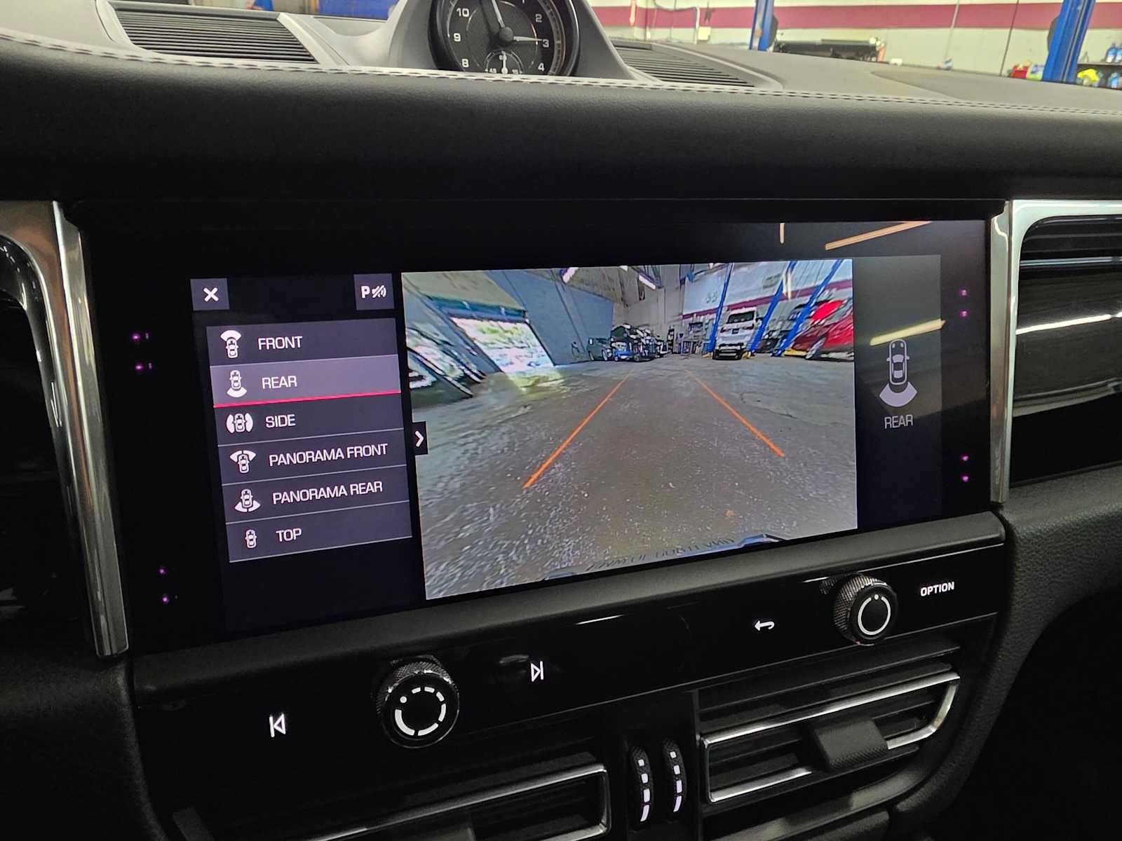 Used 2025 Porsche Macan AWD/4WD image 29
