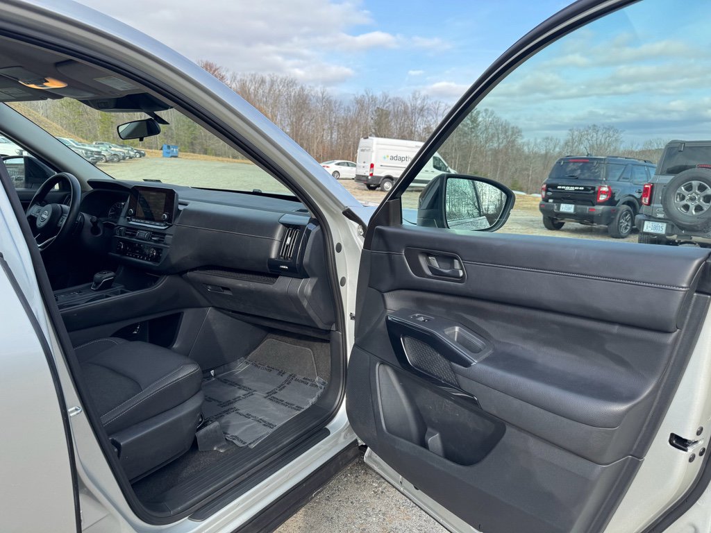 Used 2024 Nissan Pathfinder S image 14