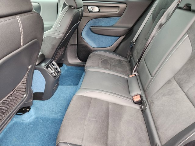 Used 2023 Volvo XC40 Recharge Ultimate image 31