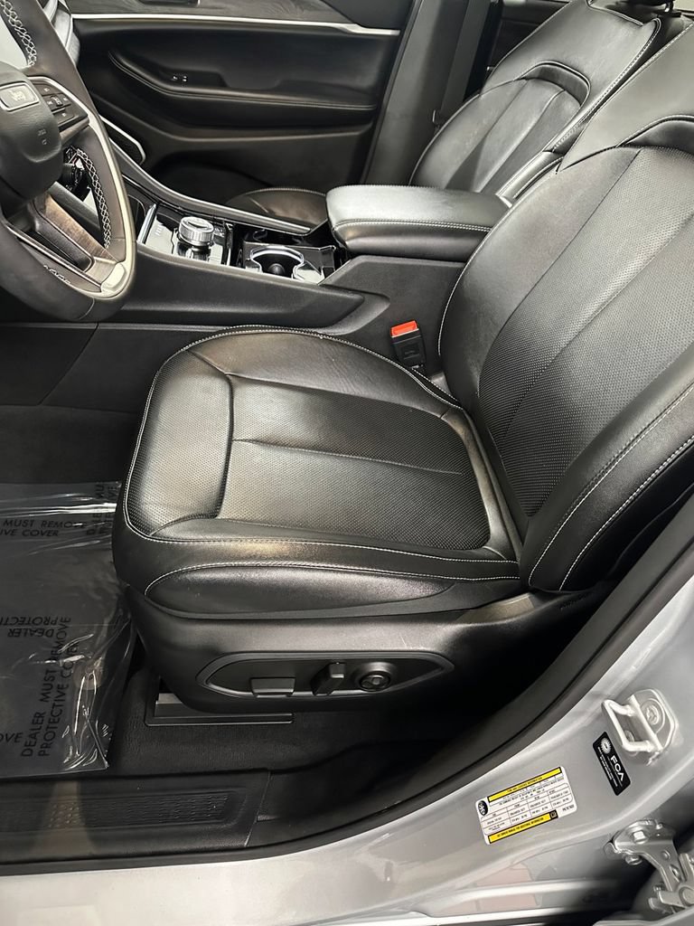 Used 2023 Jeep Grand Cherokee 4WD 4xe w/ Luxury Tech Group II image 13