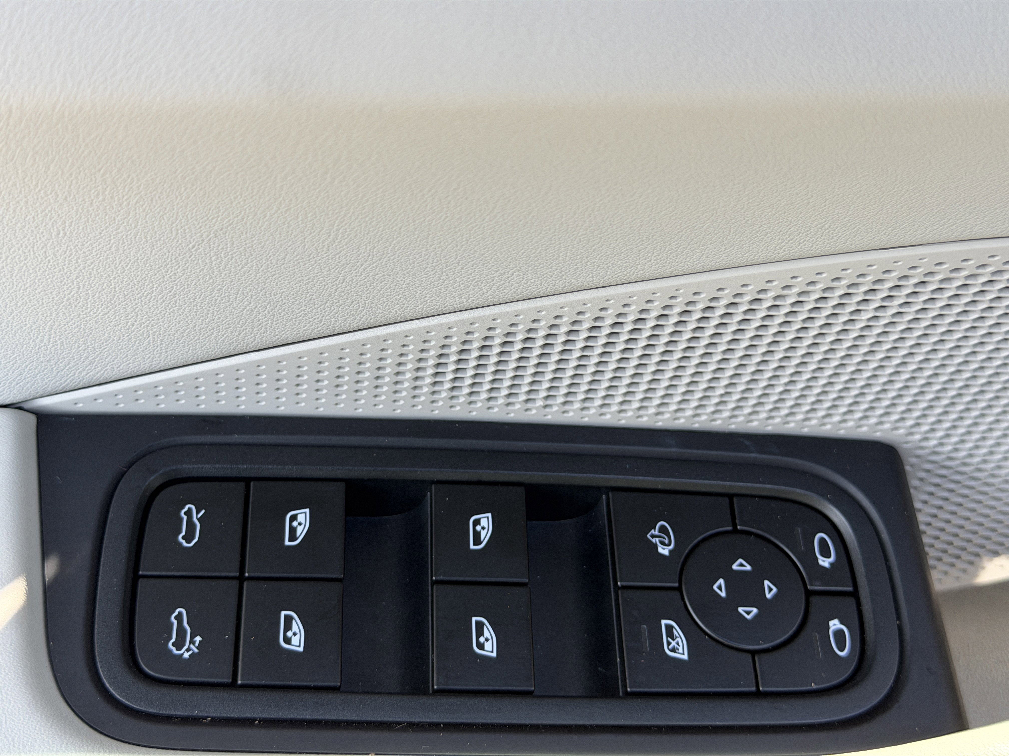 Certified 2024 Porsche Macan 4 Electric image 25