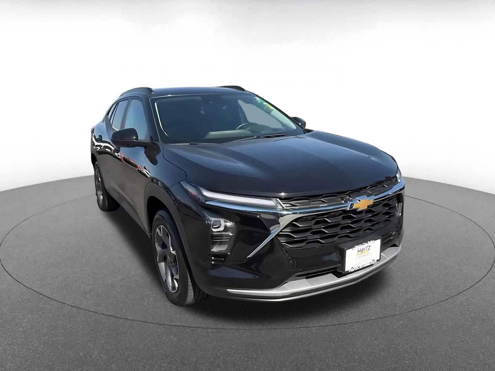 Used 2025 Chevrolet Trax LT w/ LT Convenience Package FWD image 3