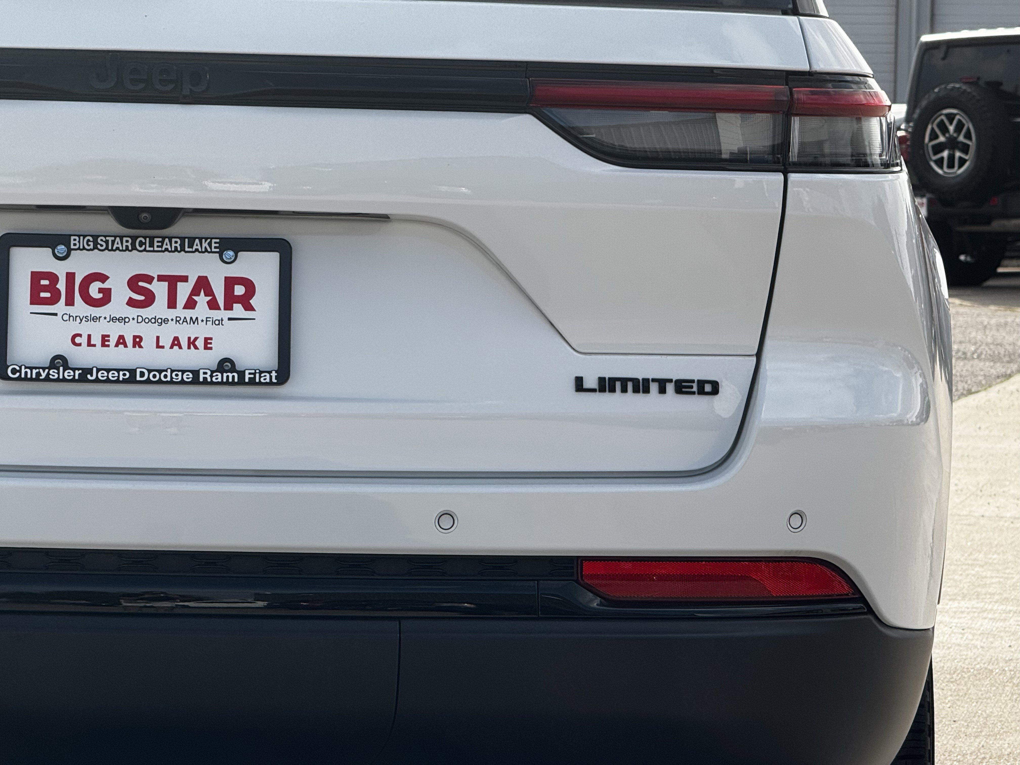 Used 2023 Jeep Grand Cherokee Limited w/ Black Appearance Package image 10