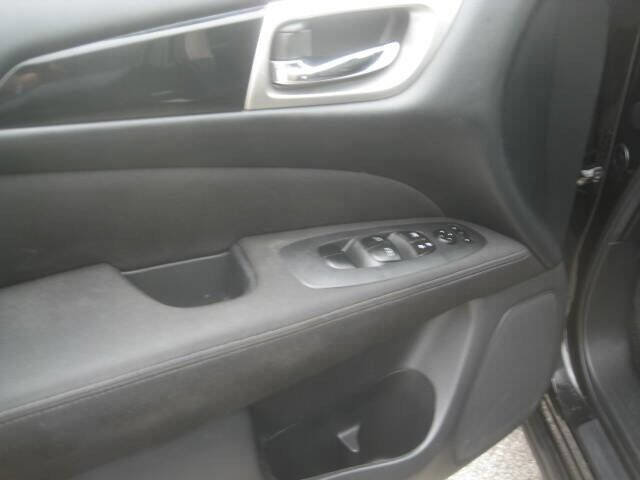 Used 2017 Nissan Pathfinder SV w/ SV Cold Weather Package image 18