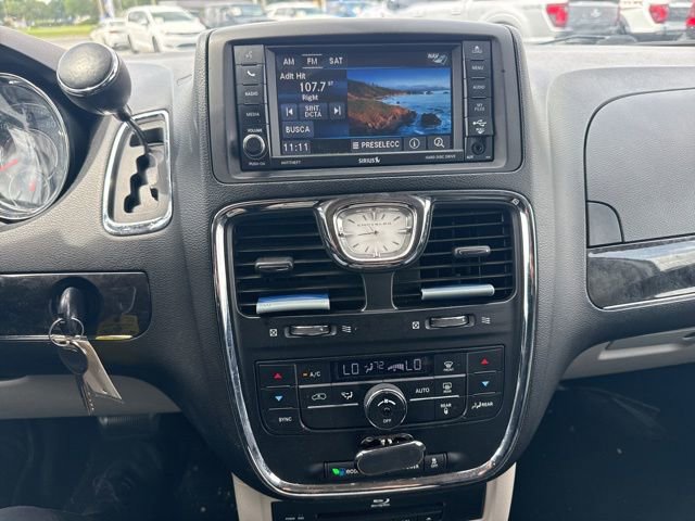 Used 2015 Chrysler Town & Country Touring-L FWD image 15