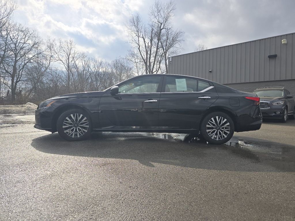 Used 2024 Nissan Altima 2.5 SV image 9