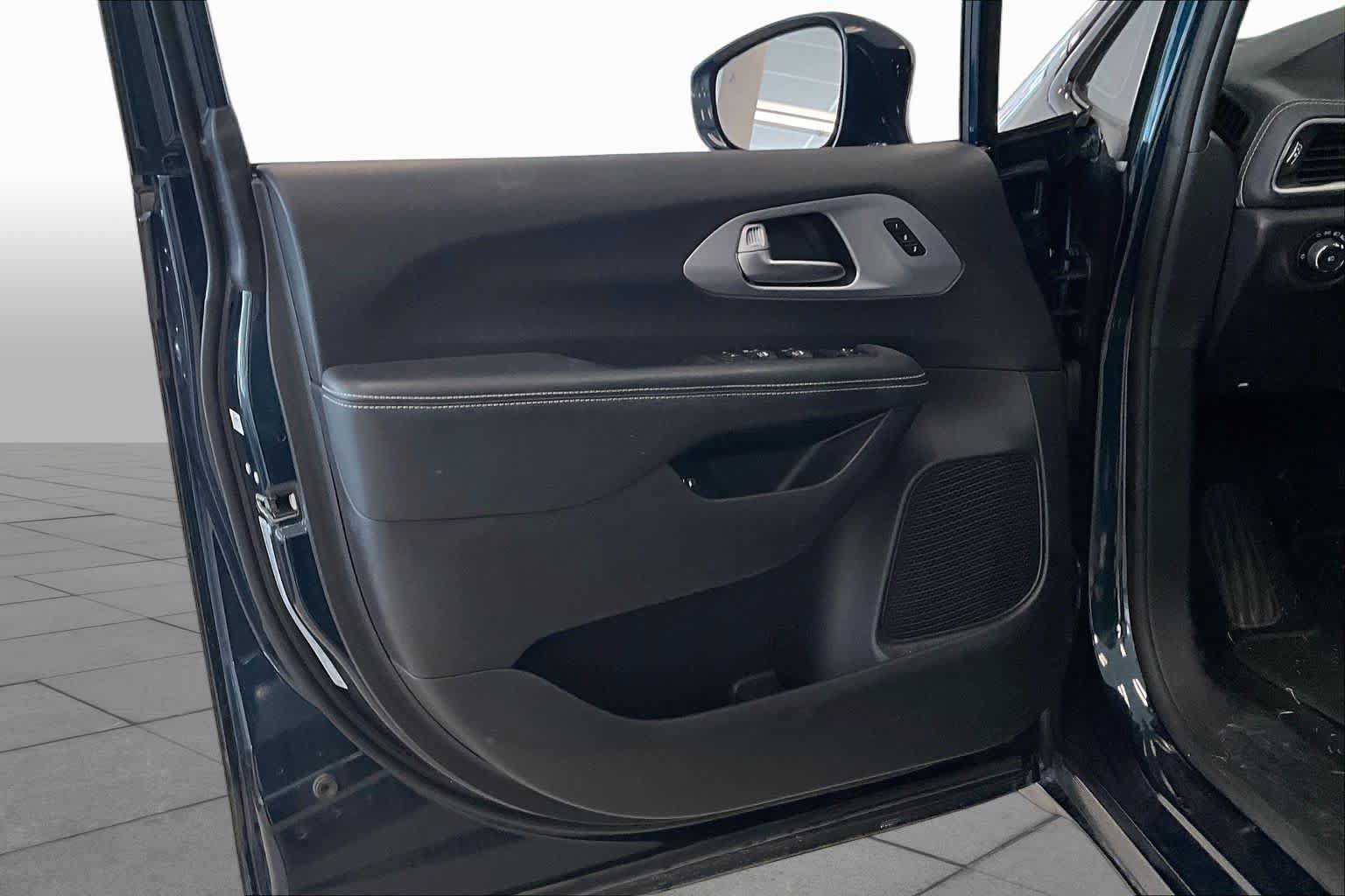 Used 2022 Chrysler Pacifica Touring-L w/ Uconnect Theater Family Group FWD image 20