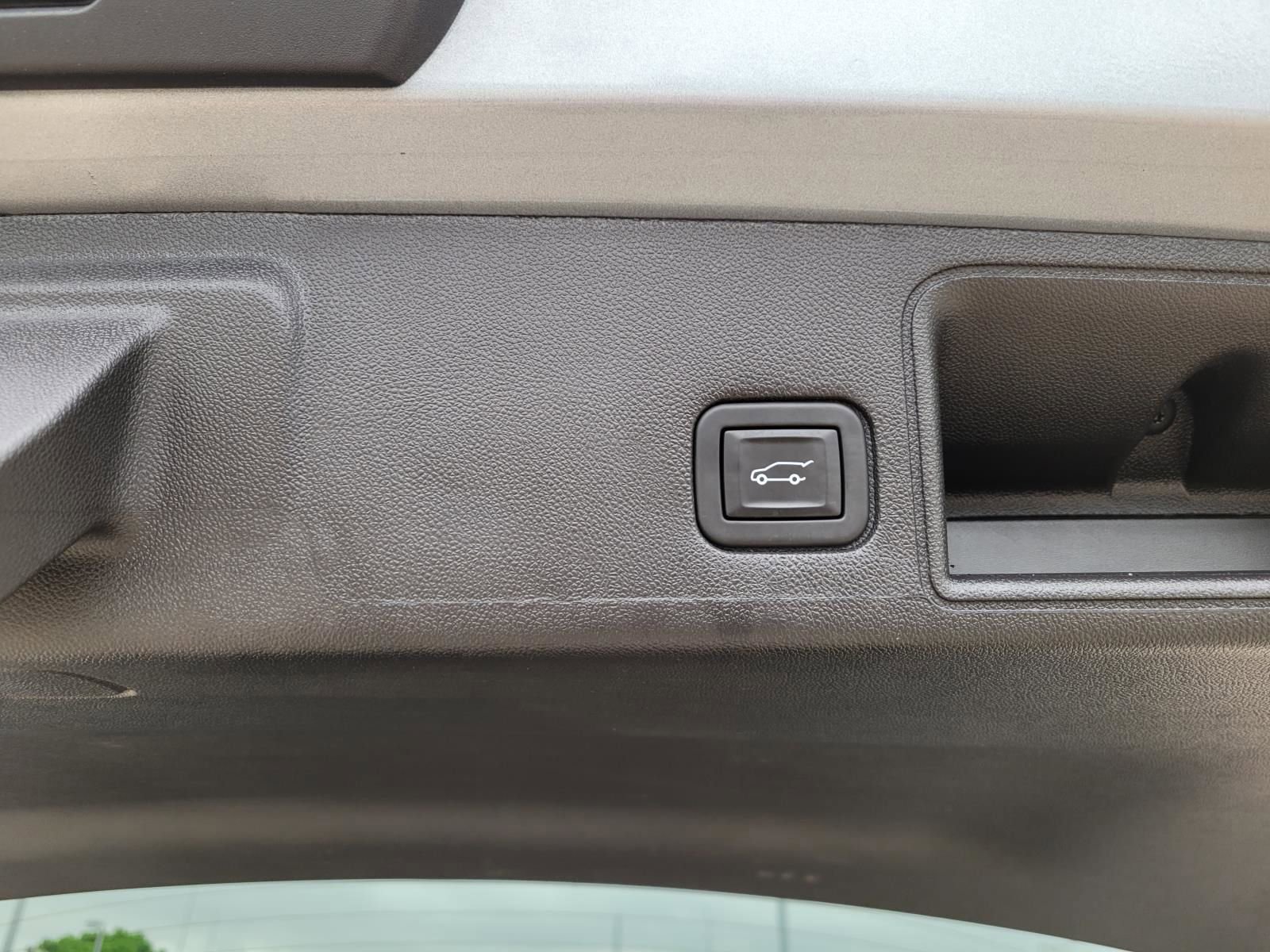 Used 2024 GMC Terrain SLT image 14