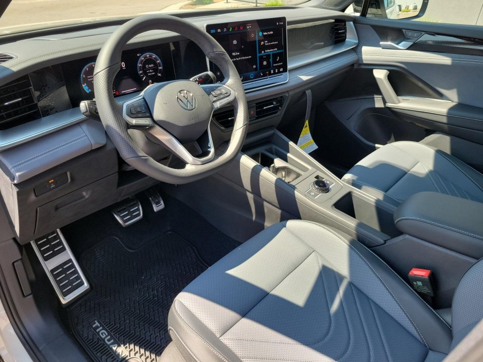 New 2026 Volkswagen Tiguan SE R-Line FWD image 30
