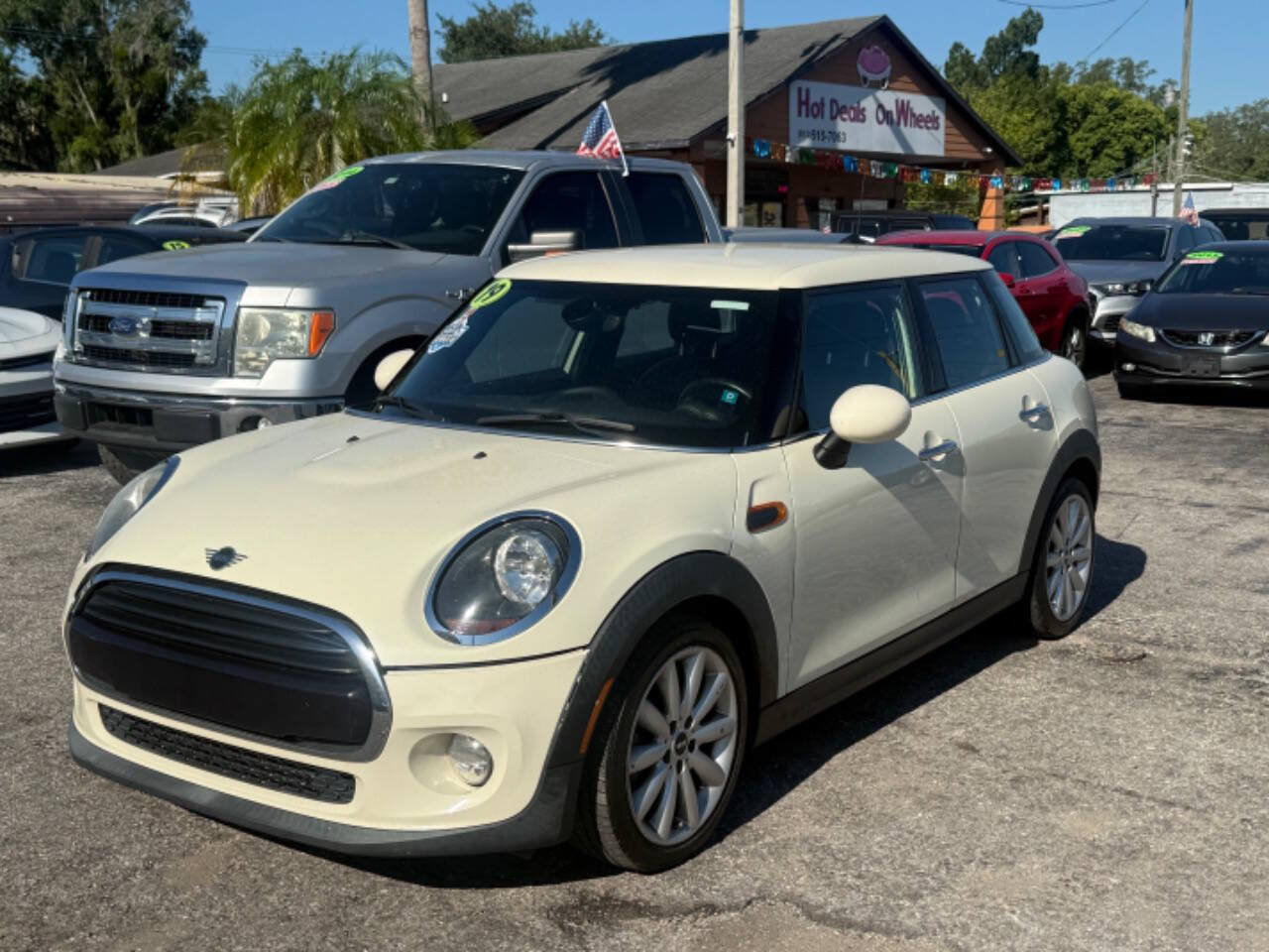 Used 2019 MINI Cooper 4-Door Hardtop FWD image 1