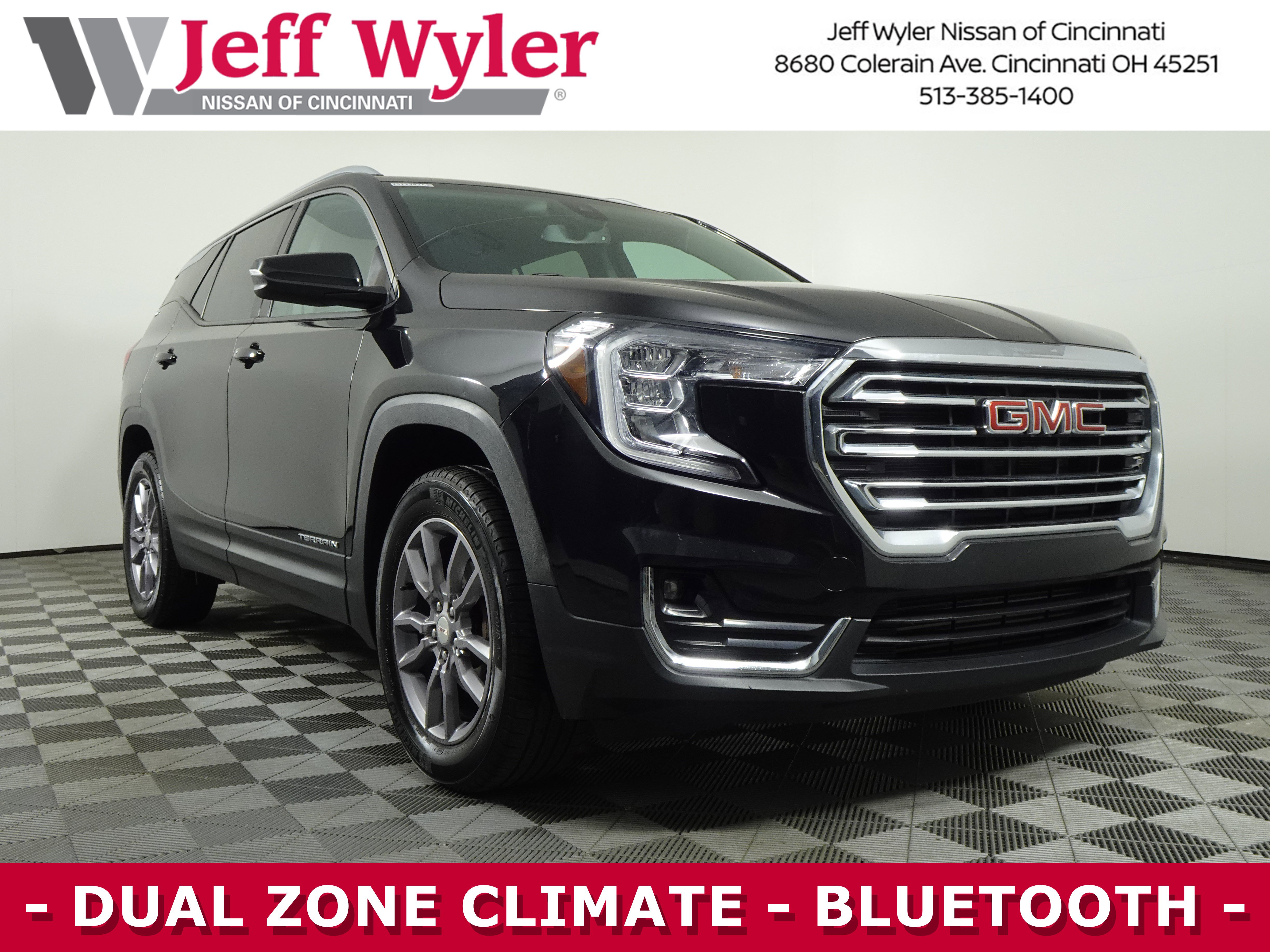 Used 2023 GMC Terrain SLT w/ LPO, Floor Liner Package image 1